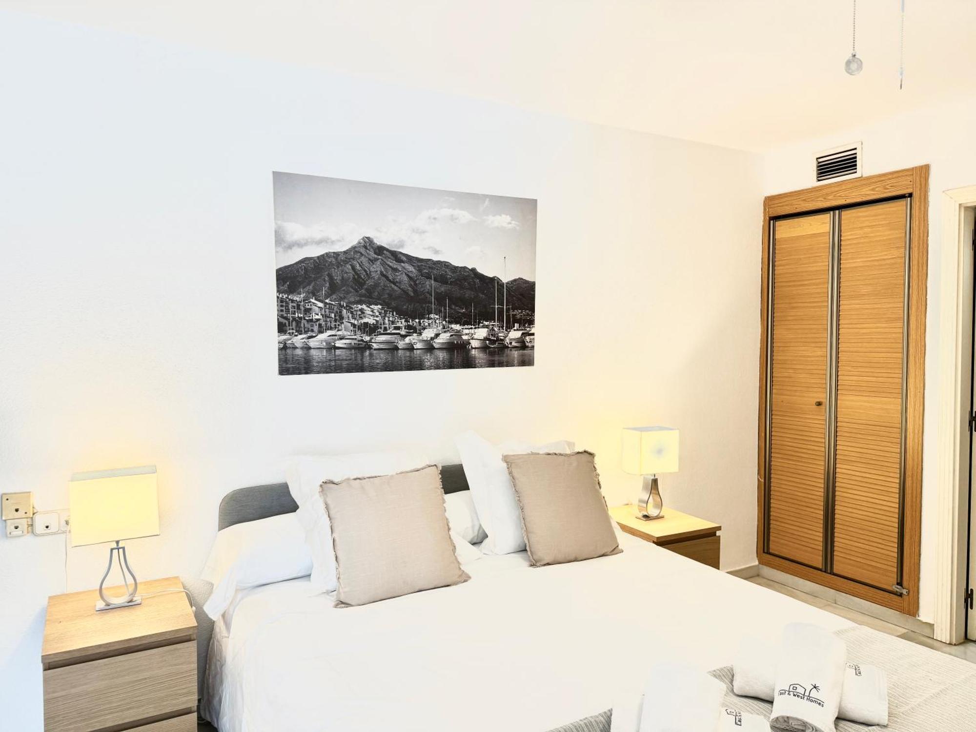 Center By Eaw Homes Apartment